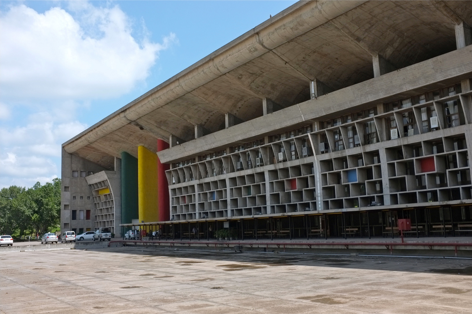  Chandigarh High Court, by Le Corbusier. Source: https://www.flickr.com/photos/infanticida/6204214446