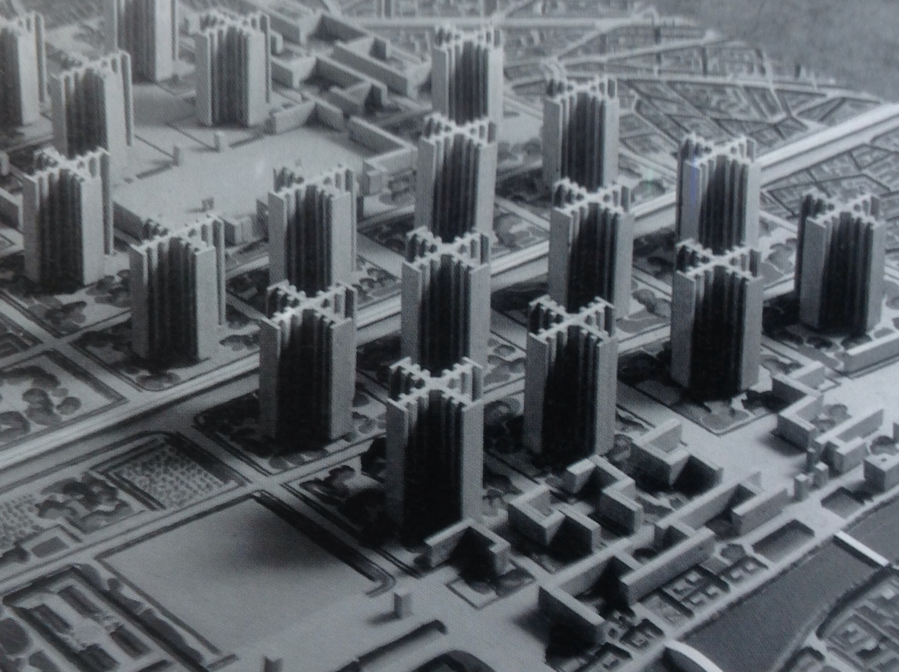  Photo [Wikimedia.org](https://commons.wikimedia.org/wiki/File:Plan_Voisin_model.jpg)